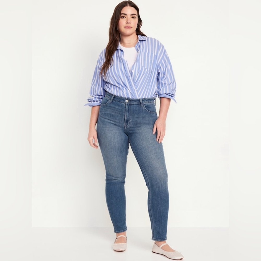 Old Navy High Rise / High Waisted Wow Straight Jeans, Medium Wash, Size 14, NWT
